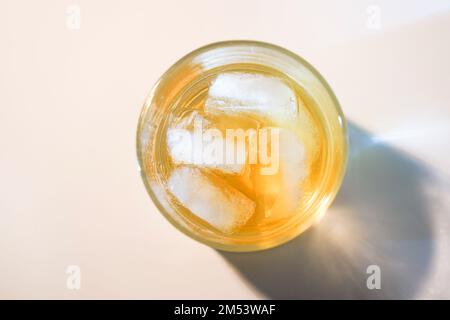 verre de whisky avec glace du dessus Banque D'Images