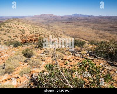 Vue depuis le Mont Sonder vers (l-r) le Mont Razorback (1274m) et le Mont Zeil (1531m) avec la crête d'approche Sonder à l'extrême gauche, West Macdonnell Ranges Banque D'Images