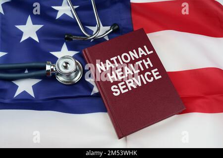 Concept de droit. Sur le drapeau américain se trouve un stéthoscope et un livre avec l'inscription - National Health Service Banque D'Images