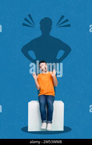 Illustration créative collage photo de jeune homme stressé peur assis plate-forme nerveux regardant son monstre d'ombre abus isolé sur fond bleu de couleur Banque D'Images