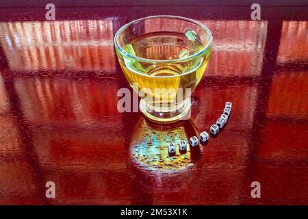Goiania, Goiás, Brésil – 25 décembre 2022 : une tasse de thé en verre sur une table à surface brillante et le mot « anxiété » écrit en briques. Banque D'Images
