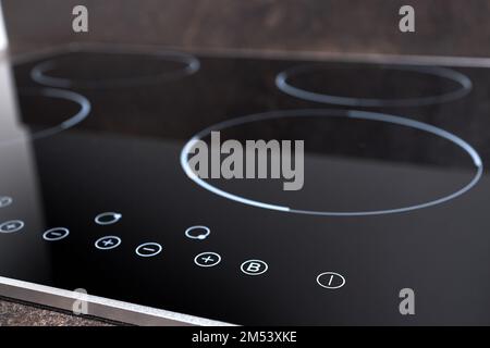 Cuisinière électrique à induction moderne avec boutons de bandeau de commande. Détail de la table de cuisson électrique. Commandes du panneau de cuisinière de la cuisine moderne. Table de cuisson électrique Banque D'Images