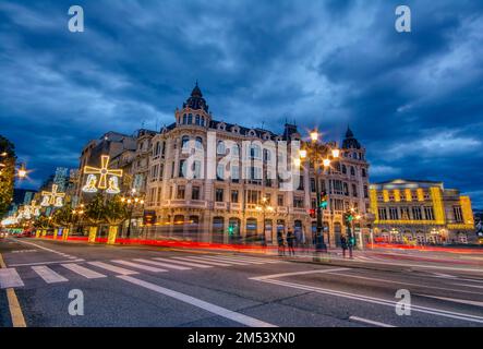 Oviedo, Espagne - 25 décembre 2022: Décoration de Noël dans les rues d'Oviedo dans les Asturies, Espagne. Banque D'Images