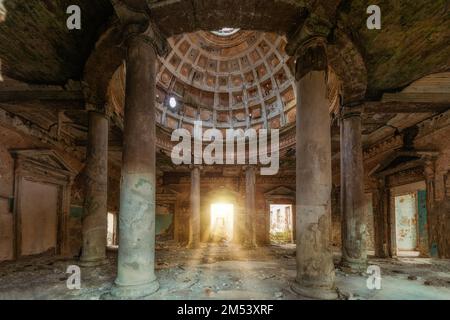Intérieur d'un ancien palais en ruines avec colonnes et dôme. Banque D'Images