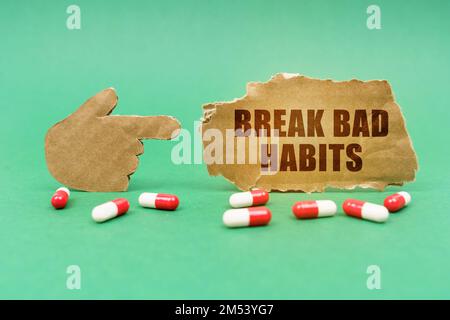 Concept médical. Sur la surface verte de la tablette et une main pointant vers un signe avec l'inscription - Break Bad habitudes Banque D'Images
