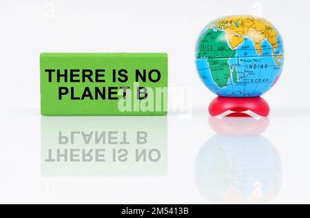 Concept écologique. Sur une surface réfléchissante se trouve un globe et un signe vert avec l'inscription - il n'y a pas de planète B Banque D'Images