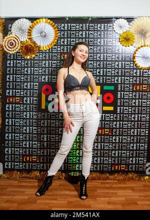 21-04-2022 Moscou Russie. Jeune fille souriante jeune femme attirante à un événement de club de danse. (Maintenant la guerre russo-ukrainienne et 300 000 personnes ont été mobilisées f Banque D'Images