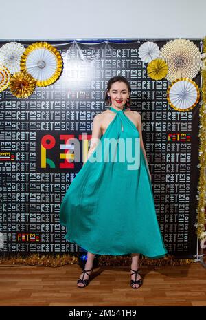 04-21-2022 Moscou Russie. Jeune femme souriante avec des boucles d'oreilles qui disent danse sur le parti de danse club à Moscou (dans la capitale de l'état fasciste Russie) Banque D'Images