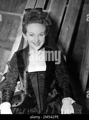 Joan GREENWOOD Portrait franc sur scène pendant le tournage de SARABAND POUR LES AMOUREUX MORTS 1948 réalisateur BASIL DEARDEN roman Helen Simpson scénario John Dighton et Alexander Mackendrick musique Alan Rawsthorne producteur associé / conception de production Michael Relph costumes Anthony Mendleson producteur Michael Balcon Ealing Studios / J. Arthur Rank Organisation Banque D'Images