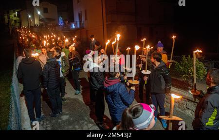 Serina Italie 24 décembre 2022: Personnes avec des torches marchant vers la cabane pour célébrer le jour de noël Banque D'Images