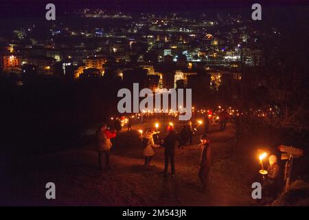 Serina Italie 24 décembre 2022: Personnes avec des torches marchant vers la cabane pour célébrer le jour de noël Banque D'Images