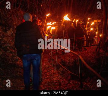 Serina Italie 24 décembre 2022: Personnes avec des torches marchant vers la cabane pour célébrer le jour de noël Banque D'Images