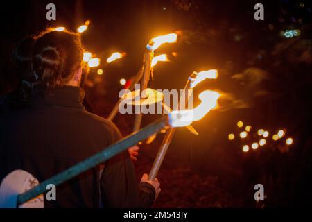 Serina Italie 24 décembre 2022: Personnes avec des torches marchant vers la cabane pour célébrer le jour de noël Banque D'Images