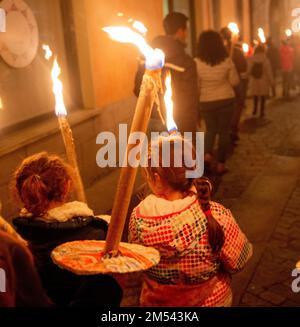 Serina Italie 24 décembre 2022: Personnes avec des torches marchant vers la cabane pour célébrer le jour de noël Banque D'Images