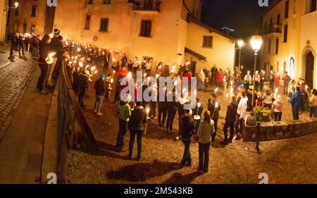 Serina Italie 24 décembre 2022: Personnes avec des torches marchant vers la cabane pour célébrer le jour de noël Banque D'Images