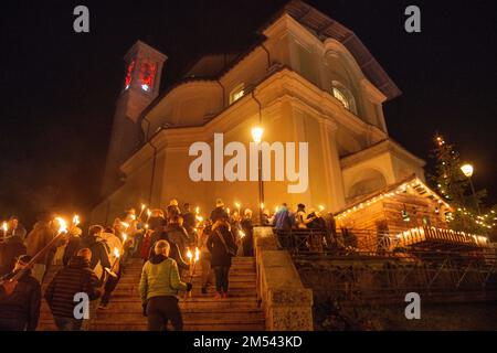 Serina Italie 24 décembre 2022: Personnes avec des torches marchant vers la cabane pour célébrer le jour de noël Banque D'Images