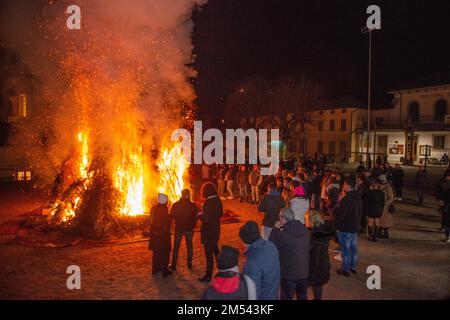 Serina Italie 24 décembre 2022: Personnes avec des torches marchant vers la cabane pour célébrer le jour de noël Banque D'Images