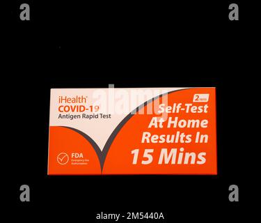 Un paquet de 2 tests rapides iHealth COVID-19 Antigen, auto-test à domicile en 15 minutes isolé sur fond noir Banque D'Images