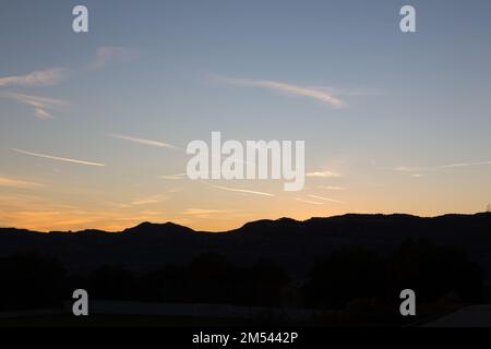 ciel parsemé de pistes d'avion au crépuscule en automne Banque D'Images