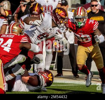 Santa Clara, Californie, États-Unis. 24th décembre 2022. Les commandants de Washington ont raréné Brian Robinson Jr. (8) samedi, 24 décembre 2022, au stade de Lévis à Santa Clara, Californie. Les 49ers ont défait les commandants 37-20. (Credit image: © Al Golub/ZUMA Press Wire) Banque D'Images