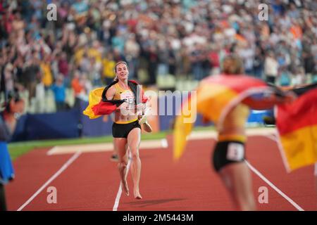 Championnats d'Europe, Olympiastadion, finale de relais de 4 x 100 mètres, femmes, finale, Alexandra Burghardt (Allemagne) se disputant avec bonheur auprès de ses coéquipiers après wi Banque D'Images