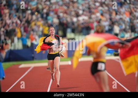 Championnats d'Europe, Olympiastadion, finale de relais de 4 x 100 mètres, femmes, finale, Alexandra Burghardt (Allemagne) se disputant avec bonheur auprès de ses coéquipiers après wi Banque D'Images