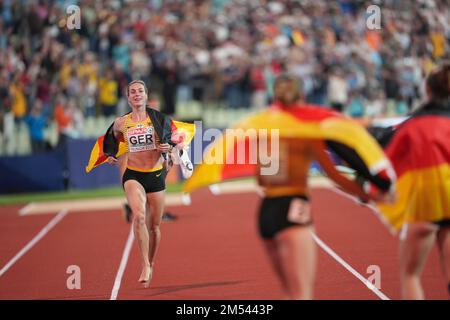 Championnats d'Europe, Olympiastadion, finale de relais de 4 x 100 mètres, femmes, finale, Alexandra Burghardt (Allemagne) se disputant avec bonheur auprès de ses coéquipiers après wi Banque D'Images