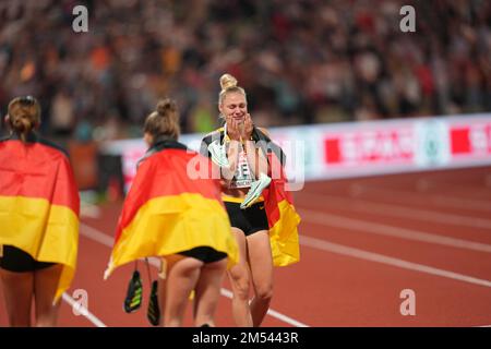 Championnats d'Europe, Olympiastadion, relais final 4x100 mètres, femmes, finale, Lisa Meyer (Allemagne) pleurant avec joie après avoir gagné la course. Banque D'Images