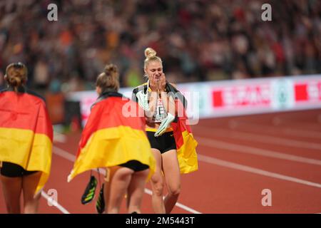 Championnats d'Europe, Olympiastadion, relais final 4x100 mètres, femmes, finale, Lisa Meyer (Allemagne) pleurant avec joie après avoir gagné la course. Banque D'Images