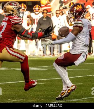 Santa Clara, Californie, États-Unis. 24th décembre 2022. Jahan Dotson (1), grand receveur des Washington Commanders, attrape un bébé de balle de San Francisco 49ers, le linebacker Dre Greenlaw (57) samedi, à 24 décembre 2022, au stade Levis à Santa Clara, en Californie. Les 49ers ont défait les commandants 37-20. (Credit image: © Al Golub/ZUMA Press Wire) Banque D'Images