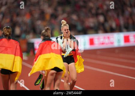 Championnats d'Europe, Olympiastadion, relais final 4x100 mètres, femmes, finale, Lisa Meyer (Allemagne) pleurant avec joie après avoir gagné la course. Banque D'Images