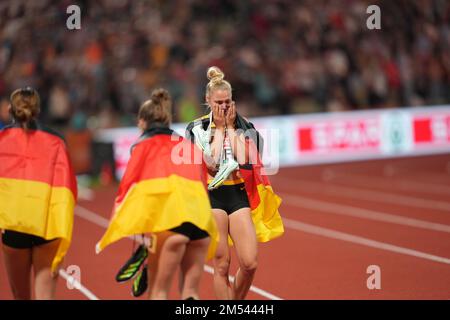 Championnats d'Europe, Olympiastadion, relais final 4x100 mètres, femmes, finale, Lisa Meyer (Allemagne) pleurant avec joie après avoir gagné la course. Banque D'Images