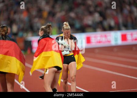 Championnats d'Europe, Olympiastadion, relais final 4x100 mètres, femmes, finale, Lisa Meyer (Allemagne) pleurant avec joie après avoir gagné la course. Banque D'Images