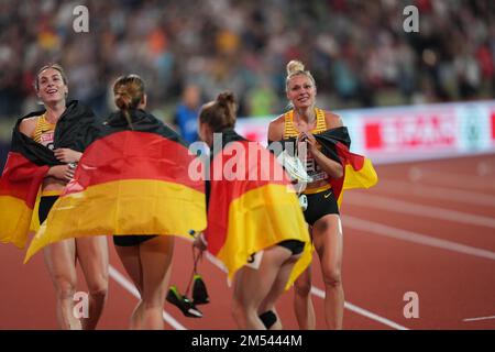 Championnats d'Europe, Olympiastadion, relais final 4x100 mètres, femmes, finale, Lisa Meyer (Allemagne) pleurant avec joie après avoir gagné la course. Banque D'Images