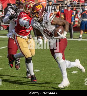 Santa Clara, Californie, États-Unis. 24th décembre 2022. Les commandants de Washington ont raréné Brian Robinson Jr. (8) samedi, 24 décembre 2022, au stade de Lévis à Santa Clara, Californie. Les 49ers ont défait les commandants 37-20. (Credit image: © Al Golub/ZUMA Press Wire) Banque D'Images