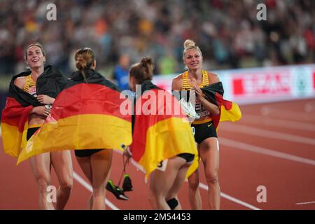 Championnats d'Europe, Olympiastadion, relais final 4x100 mètres, femmes, finale, Lisa Meyer (Allemagne) pleurant avec joie après avoir gagné la course. Banque D'Images