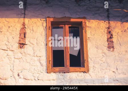 Façade de l'ancienne maison paysanne en automne. Banque D'Images