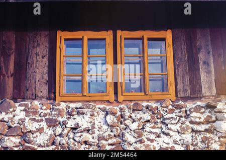 Façade de l'ancienne maison paysanne en automne. Banque D'Images