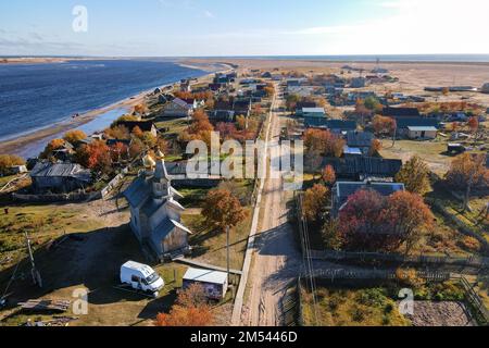 Vue de dessus du village avec maisons, champs verts sur le fond. Banque D'Images