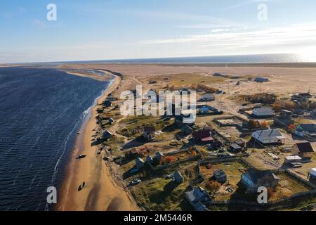Vue de dessus du village avec maisons, champs verts sur le fond. Banque D'Images