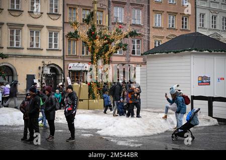 Varsovie, Pologne. 25th décembre 2022. Les gens ont pris leur photo sur une pile de glace abandonnée d'une patinoire sur la place de la vieille ville à Varsovie, Pologne, le 25 décembre 2022. (Photo de Jaap Arriens/Sipa USA) crédit: SIPA USA/Alay Live News Banque D'Images