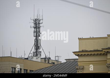 Un mât avec antennes mobiles est vu à Varsovie, en Pologne, le 25 décembre 2022. Le Bureau polonais des communications électroniques (UKE) a lancé la consultatio Banque D'Images