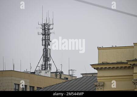Varsovie, Pologne. 25th décembre 2022. Un mât avec antennes mobiles est vu à Varsovie, en Pologne, le 25 décembre 2022. L'Office polonais des communications électroniques (UKE) a entamé des consultations pour la vente aux enchères de 5G licences. Le président de l'UKE, Jacek Oko estime que l'État polonais pourrait gagner jusqu'à PLN2 milliards de dollars de la vente aux enchères. (Photo de Jaap Arriens/Sipa USA) crédit: SIPA USA/Alay Live News Banque D'Images