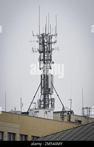 Varsovie, Pologne. 25th décembre 2022. Un mât avec antennes mobiles est vu à Varsovie, en Pologne, le 25 décembre 2022. L'Office polonais des communications électroniques (UKE) a entamé des consultations pour la vente aux enchères de 5G licences. Le président de l'UKE, Jacek Oko estime que l'État polonais pourrait gagner jusqu'à PLN2 milliards de dollars de la vente aux enchères. (Photo de Jaap Arriens/Sipa USA) crédit: SIPA USA/Alay Live News Banque D'Images