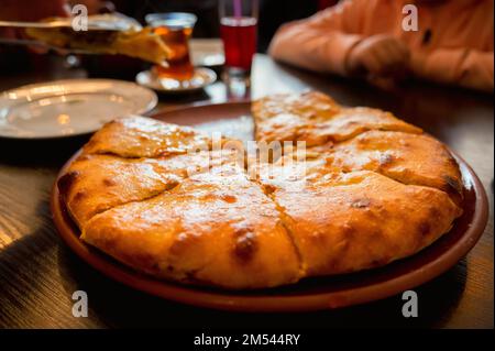 Gros plan de la tarte fraîche d'ossète avec de la viande de bœuf sans une seule pièce Banque D'Images