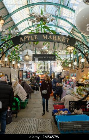 Apple Market, un marché artisanal à Covent Garden, l'une des principales attractions touristiques de Londres, connu pour ses restaurants, pubs, stands de marché, magasins. Banque D'Images