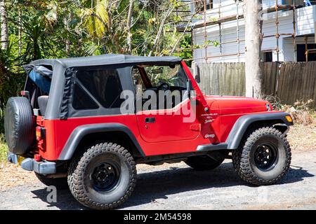 Jeep Wrangler Sport en rouge, année modèle 2000, garée à Palm Beach, Sydney, Nouvelle-Galles du Sud, Australie Banque D'Images
