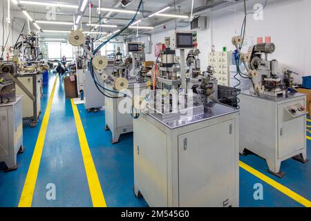 Bras robot haute technologie et précis et ventouse ou ventouse automatique pour le verrouillage à fermeture éclair ou les poignées de fermeture à glissière ou les produits de production industrielle p Banque D'Images