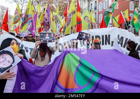 Marseille, France. 24th décembre 2022. Les manifestants branle des drapeaux pendant la manifestation. Après les coups de feu tirés près d'un centre culturel kurde à Paris ce vendredi, 23rd et la mort de trois personnes, plusieurs rassemblements de soutien à la communauté kurde ont été enregistrés comme celui-ci à Marseille. Crédit : SOPA Images Limited/Alamy Live News Banque D'Images