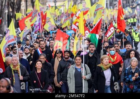 Marseille, France. 24th décembre 2022. Les manifestants branle des drapeaux pendant la manifestation. Après les coups de feu tirés près d'un centre culturel kurde à Paris ce vendredi, 23rd et la mort de trois personnes, plusieurs rassemblements de soutien à la communauté kurde ont été enregistrés comme celui-ci à Marseille. Crédit : SOPA Images Limited/Alamy Live News Banque D'Images